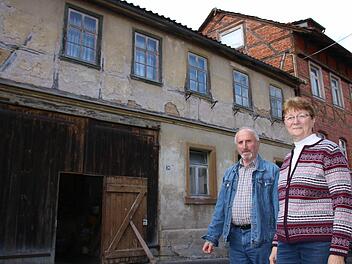 Reinhold und Irene Wilhelm kümmern sich um das Anwesen Hundsfelder Straße 20 in Obereschenbach. Irene Wilhelm hat das Haus vor 16 Jahren gemeinsam mit ihrer Schwester Hannelore Keupp geerbt. Schon vorher wurde dort wenig verändert. Foto: Ralf Ruppert