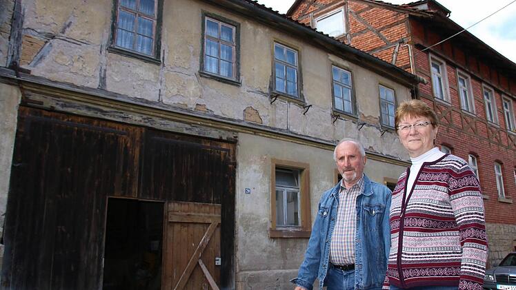 Reinhold und Irene Wilhelm kümmern sich um das Anwesen Hundsfelder Straße 20 in Obereschenbach. Irene Wilhelm hat das Haus vor 16 Jahren gemeinsam mit ihrer Schwester Hannelore Keupp geerbt. Schon vorher wurde dort wenig verändert. Foto: Ralf Ruppert