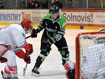 Patrik Dzemla (in grün) und die Höchstadt Alligators gingen am vergangenen Doppelspieltag der Eishockey-Oberliga Süd leer aus. Waren sie beim EV Regenbsurg chancenlos (0:7), wäre am Sonntag gegen Peiting (2:4) zumindest ein Punkt drin gewesen.  Foto: Picturedreams