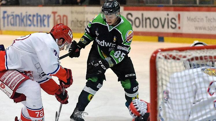 Patrik Dzemla (in grün) und die Höchstadt Alligators gingen am vergangenen Doppelspieltag der Eishockey-Oberliga Süd leer aus. Waren sie beim EV Regenbsurg chancenlos (0:7), wäre am Sonntag gegen Peiting (2:4) zumindest ein Punkt drin gewesen.  Foto: Picturedreams