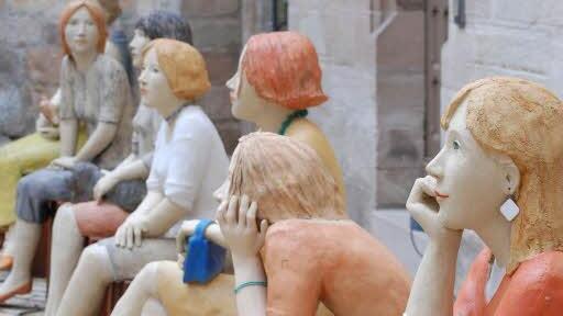 Die Bilder von Angelika Müller zeigen die Figuren von Hilde Würtheim, die zur Vernissage am 12. März nach Dörfles-Esbach kommt. Foto: Angelika Müller