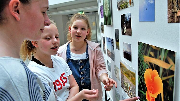 Weil sie ihre Heimat mitgestalten wollen, haben (von links) Émilie (14) aus Steinach sowie Rosa (11) und Julika (11) aus Nüdlingen beim Fotoprojekt mitgemacht.  Foto: Sigismund von Dobschütz