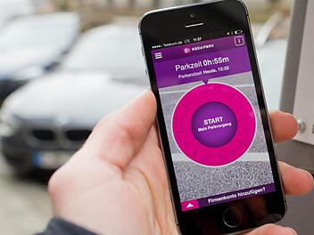 Mit der Smartphone-App "Easypark" kann man kostenpflichtige Parkplätze buchen und bezahlen. Eine solche App wird bereits in Bayreuth eingesetzt. Dort steigt die Zahl der Parkvorgänge mit dem Handy. Auch Bamberg will den bargeldlosen Service einführen.  Foto: Julian Stratenschulte/dpa