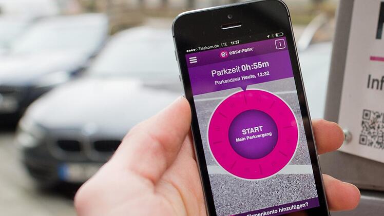 Mit der Smartphone-App "Easypark" kann man kostenpflichtige Parkplätze buchen und bezahlen. Eine solche App wird bereits in Bayreuth eingesetzt. Dort steigt die Zahl der Parkvorgänge mit dem Handy. Auch Bamberg will den bargeldlosen Service einführen.  Foto: Julian Stratenschulte/dpa