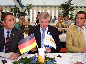 Zehn Jahre ist dieses Foto alt, aber die Personen sind immer noch aktuell. Am nächsten Mittwoch,20. August, kommt "KT" (rechts) nach Kulmbach, allerdings ohne Ministerpräsident Horst Seehofer. CSU-Kreisvorsitzender Henry Schramm (links) rechnet mit einem Besucheransturm. Foto: Archiv/Sonny Adam