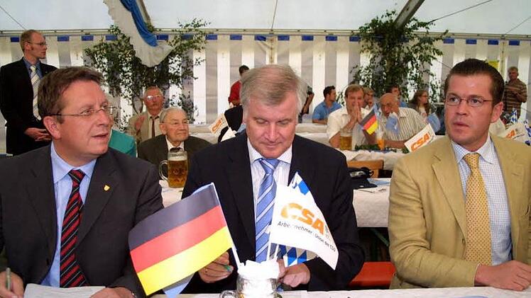 Zehn Jahre ist dieses Foto alt, aber die Personen sind immer noch aktuell. Am nächsten Mittwoch,20. August, kommt "KT" (rechts) nach Kulmbach, allerdings ohne Ministerpräsident Horst Seehofer. CSU-Kreisvorsitzender Henry Schramm (links) rechnet mit einem Besucheransturm. Foto: Archiv/Sonny Adam