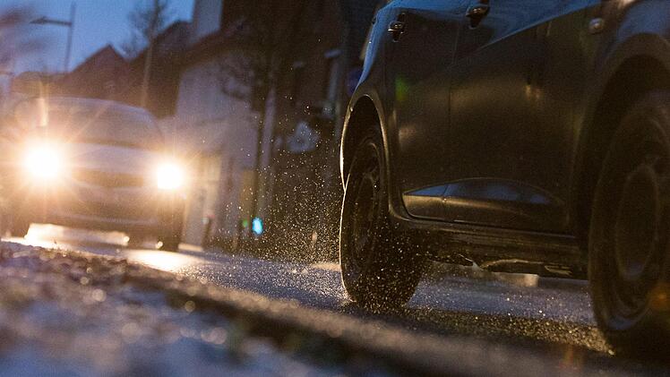 In Franken ist es am Mittwoch zu zahlreichen Unfällen aufgrund des Schneesturms gekommen. Symbolbild: Mohssen Assanimoghaddam/dpa