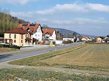 Die Aufstellung des qualifizierten Bebauungsplanes "Weismain-Burgleite I" hat der Stadtrat beschlossen. Im Bild ein Blick auf das künftige Baugebiet, dass sich einmal zu beiden Seiten der Ortsverbindungsstraße nach Niesten erstrecken soll.  Foto: Dieter Radziej