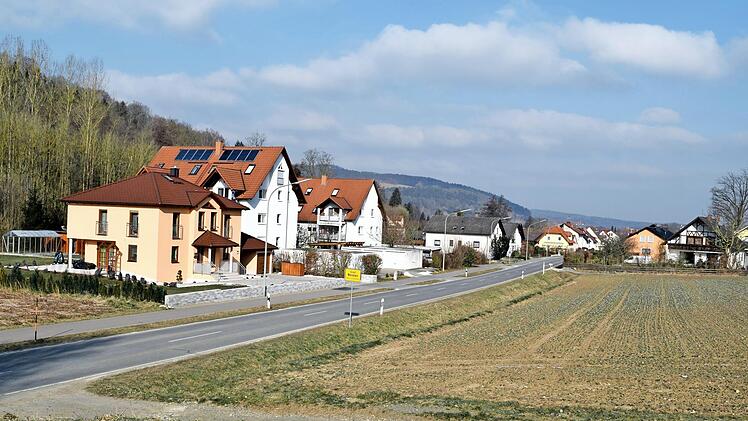 Die Aufstellung des qualifizierten Bebauungsplanes "Weismain-Burgleite I" hat der Stadtrat beschlossen. Im Bild ein Blick auf das künftige Baugebiet, dass sich einmal zu beiden Seiten der Ortsverbindungsstraße nach Niesten erstrecken soll.  Foto: Dieter Radziej