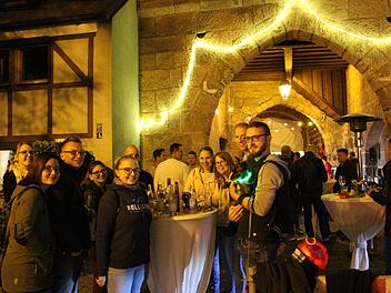 Der Skiclub hatte den Stadtturm einmal mehr in eine stimmungsvolle Weinlaube verwandelt.  Fotos: Evi Seeger