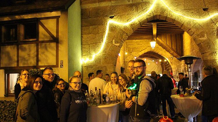 Der Skiclub hatte den Stadtturm einmal mehr in eine stimmungsvolle Weinlaube verwandelt.  Fotos: Evi Seeger