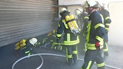 Für die Atemschutzträger der Feuerwehr Lautertal galt es, unter erschwerten Bedingungen eine verletzte Person zu bergen.
