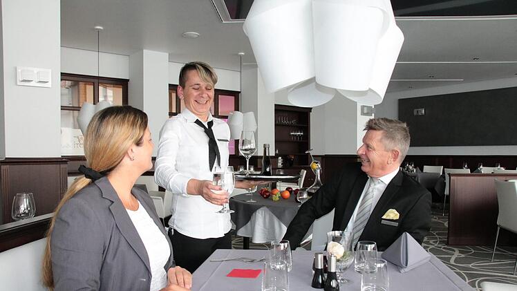 Geschäftsführerin Alexandra Schnell und Gastronomie-Direktor Volker Weber genießen den Service in einem hoteleigenen Restaurants. Foto: Ralf Ruppert