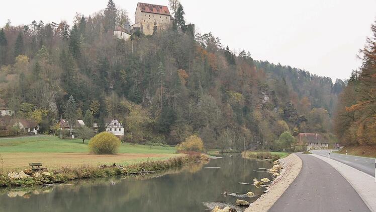 Im Wiesenttal zu Füßen der Burg Rabeneck lässt es sich schön wandern.Tourist-Info Fränkische Schweiz