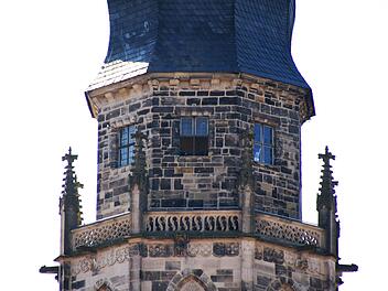 Bläserklänge aus dem Turmfenster der Coburger Moirzkirche erfreuten vor Beginn des Gottesdienstes am Sonntag.Foto: Jochen berger