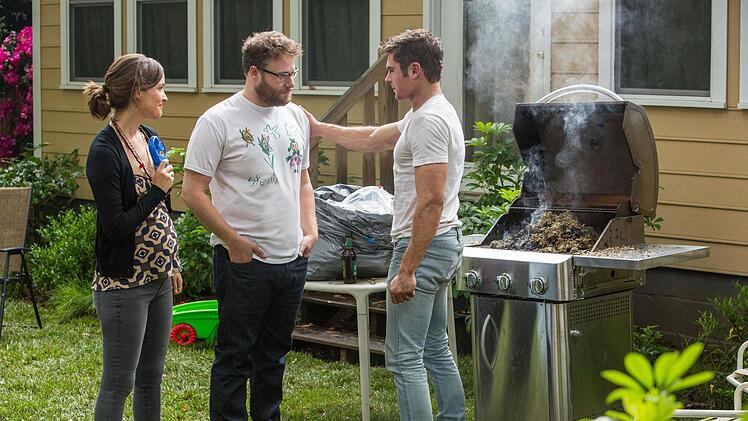 Mac (Seth Rogen, links) und Kelly Radner (Rose Byrne) begraben das Kriegsbeil mit Teddy (Zac Efron) und nehmen den Partyk&ouml;nig in ihre Familie auf.