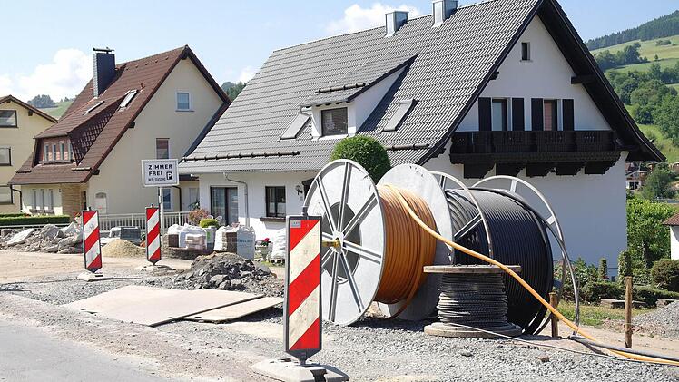 Nicht sehr einladend, aber Ehepaar Link sieht es locker. Wenn der Gehweg fertig ist, wird der Vorgarten endlich neu angelegt.