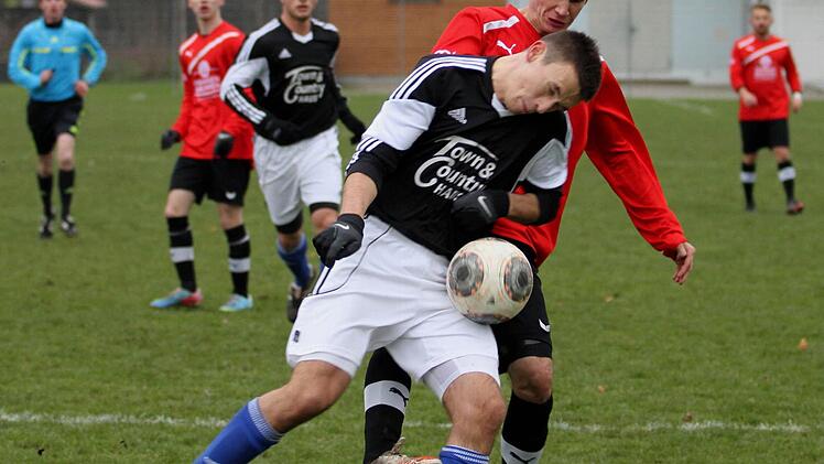 Der Augsfelder Danny Schlereth (vorne) schirmt den Ball energisch gegen seinen Neustadter Bewacher ab.