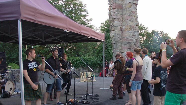 Tolle Kostüme, zünftige Klänge, alte Handwerkskunst und wirbelnde Tänze erlebte die sonst so beschaulich daliegende Ruine der Lauterburg am Wochenende beim Mittelalter-Spektakel. Foto: Rainer Lutz