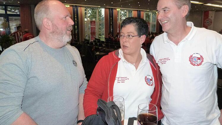Auch Edgar Friedmann (links) vom Bayern Fan-Club Plassenburg und Andrea Gras sowie Michael Haase vom Bayern Fan Club "Red Kobras" aus Neuenmarkt waren dabei.