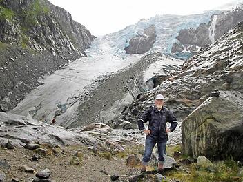 Klaus Hümmer vor der der gewaltigen Gebirgslandschaft und der Gletscherzunge des Buarbreen. Foto: Angelika Hümmer