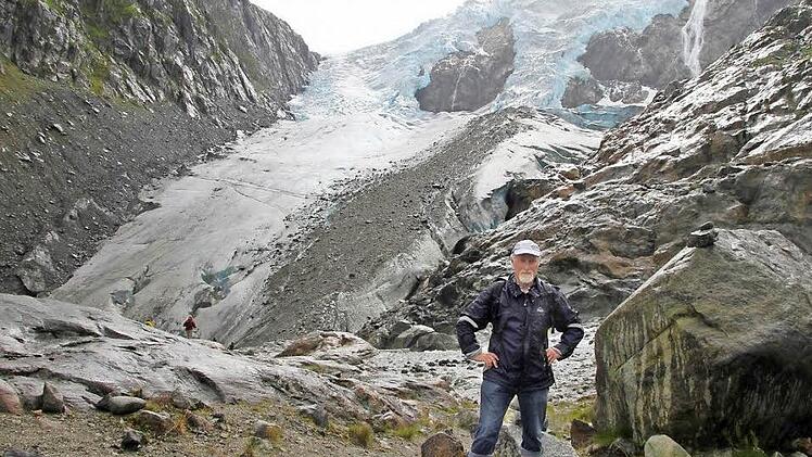Klaus Hümmer vor der der gewaltigen Gebirgslandschaft und der Gletscherzunge des Buarbreen. Foto: Angelika Hümmer