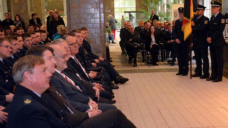 224 Polizeimeisteranwärter des neuen Ausbildungslehrgangs in Oerlenbach wurden in der Bad Kissinger Wandelhalle vereidigt.  Foto: Peter Rauch