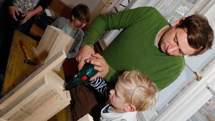 Nistkastenbau im Familientreff - gemeinsam mit dem LBV und der Traumgarten AG Foto: Matthias Hoch