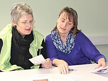 Teamarbeit, gegenseitige Absprache und Unterstützung wie hier zwischen Claudia Stadelmann, Koordinatorin des Hospizdienstes im Kreis Haßberge (rechts) und Hospizhelferin Waltraud Schneider (links), ist Bedingung effektiver Hospizarbeit. Foto: Helmut WillTeamarbeit, gegenseitige Absprache und Unterstützung wie hier zwischen Claudia Stadelmann, Koordinatorin des Hospizdienstes im Kreis Haßberge (rechts) und Hospizhelferin Waltraud Schneider (links), ist Bedingung effektiver Hospizarbeit. Foto: ...