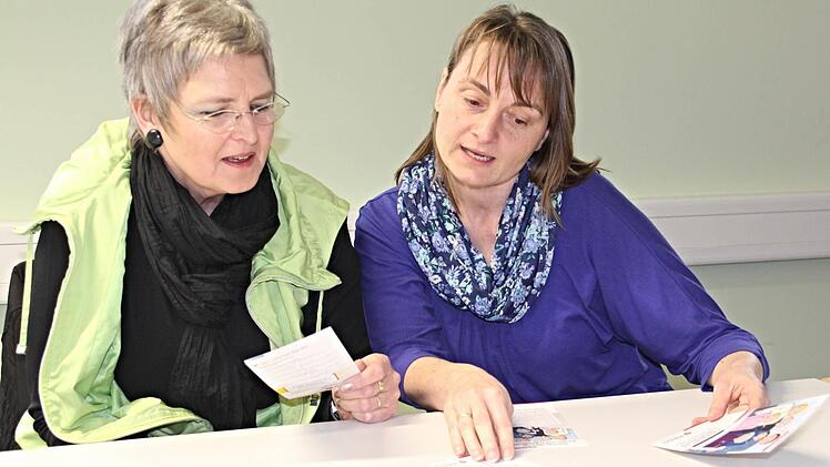 Teamarbeit, gegenseitige Absprache und Unterstützung wie hier zwischen Claudia Stadelmann, Koordinatorin des Hospizdienstes im Kreis Haßberge (rechts) und Hospizhelferin Waltraud Schneider (links), ist Bedingung effektiver Hospizarbeit. Foto: Helmut WillTeamarbeit, gegenseitige Absprache und Unterstützung wie hier zwischen Claudia Stadelmann, Koordinatorin des Hospizdienstes im Kreis Haßberge (rechts) und Hospizhelferin Waltraud Schneider (links), ist Bedingung effektiver Hospizarbeit. Foto: ...