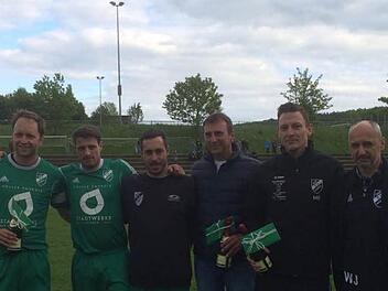 Die Vorsitzenden Marco Niebling und Matthias Peschel bedankten sich mit Abteilungsleiter Johannes Werner bei den drei Spielern Michael Bieber, Sandro Cazella und Stefan Gl&ouml;ckler (von links): Marco Niebling, Stefan Gl&ouml;ckler, Sandro Cazella, Matthias Peschel, Michael Bieber und Johannes Werner. Foto: SV Garitz