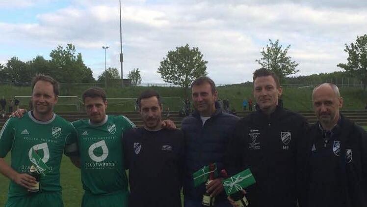 Die Vorsitzenden Marco Niebling und Matthias Peschel bedankten sich mit Abteilungsleiter Johannes Werner bei den drei Spielern Michael Bieber, Sandro Cazella und Stefan Gl&ouml;ckler (von links): Marco Niebling, Stefan Gl&ouml;ckler, Sandro Cazella, Matthias Peschel, Michael Bieber und Johannes Werner. Foto: SV Garitz