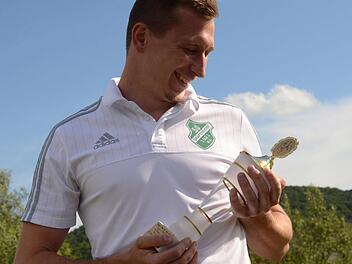 Freut sich auch über den dritten Torjäger-Pokal seiner Karriere: Philipp Hölzer von der SG Gräfendorf. Foto: Jürgen Schmitt