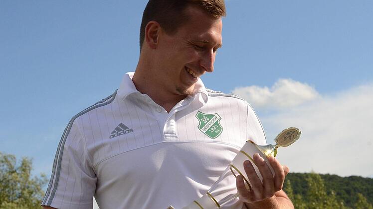 Freut sich auch über den dritten Torjäger-Pokal seiner Karriere: Philipp Hölzer von der SG Gräfendorf. Foto: Jürgen Schmitt