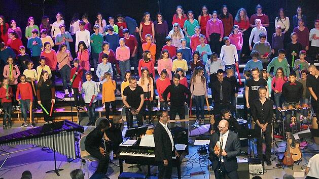Nicht nur musikalisch, sondern auch choreographisch ein Hochgenuss waren die Kinder der Walther-Rathenau-Schulen beim Konzert in der Zeiler Tuchangerhalle. Foto: Monika Schraut