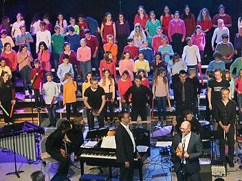 Nicht nur musikalisch, sondern auch choreographisch ein Hochgenuss waren die Kinder der Walther-Rathenau-Schulen beim Konzert in der Zeiler Tuchangerhalle. Foto: Monika Schraut