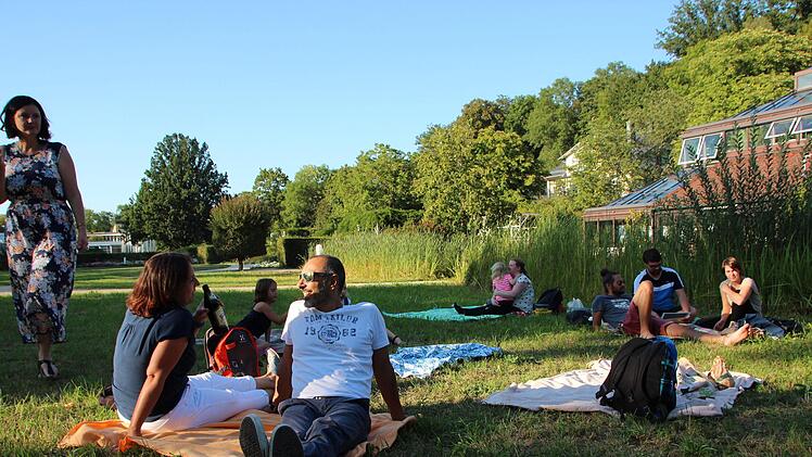 Grillen vor dem Sintflutbrunnen? Mit einer ungew&ouml;hnlichen Aktion bev&ouml;lkerte Pro Coburg den Rosengarten.Foto: Marieke Fiala