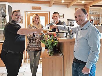 Im Wirtschaftsgespräch (v. l.): Marcus Müller vom Landgasthof Lahner, MdB Silke Launert, Mike Schmitt von der Nikl-Bräu und MdL Michael Hofmann