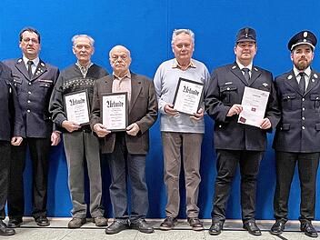 Bei der Feuerwehr Langendorf wurden (von links) vom Vorsitzenden Otto Müller geehrt: Oliver Lukaschewitsch, Walter Schaub, Otmar Kleinhenz, Andreas Rohner und Florian Schulz. Es gratulieren Kommandant Felix Geisel und Bürgermeister Johannes Krumm.