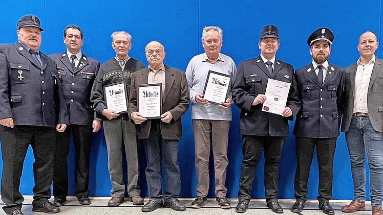 Bei der Feuerwehr Langendorf wurden (von links) vom Vorsitzenden Otto Müller geehrt: Oliver Lukaschewitsch, Walter Schaub, Otmar Kleinhenz, Andreas Rohner und Florian Schulz. Es gratulieren Kommandant Felix Geisel und Bürgermeister Johannes Krumm.