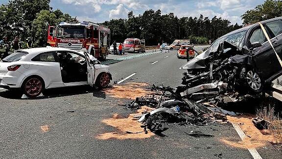 Der wei&szlig;e Seat kollidierte mit einem Mercedes aus dem Kreis Erlangen-H&ouml;chstadt.