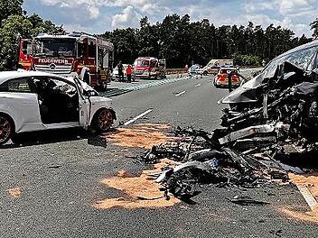 Der wei&szlig;e Seat kollidierte mit einem Mercedes aus dem Kreis Erlangen-H&ouml;chstadt.