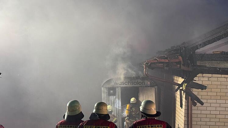 Reiterhalle komplett niedergebrannt: Großaufgebot der Feuerwehr im Einsatz