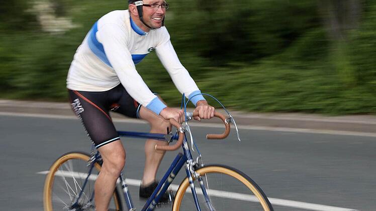 Fast komplett stilecht ging Rennleiter Matthias Jetschina im Rennen der historischen Rennräder auf die Runde. Bis auf die Rennhose passte alles, sogar die Luftpumpe hatte der Altenkunstadter dabei.