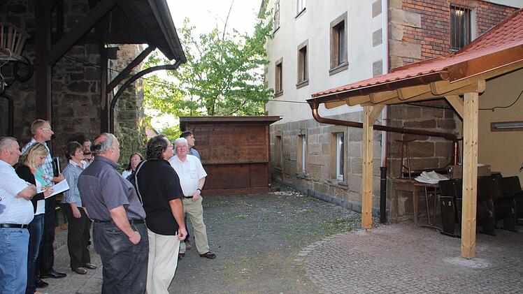 Im Hof des Heimatmuseums begutachtete der Bauausschuss das gelungene Schleppdach, das die Bauhof-Leute konstruiert haben.Foto: Eckehard Kiesewetter