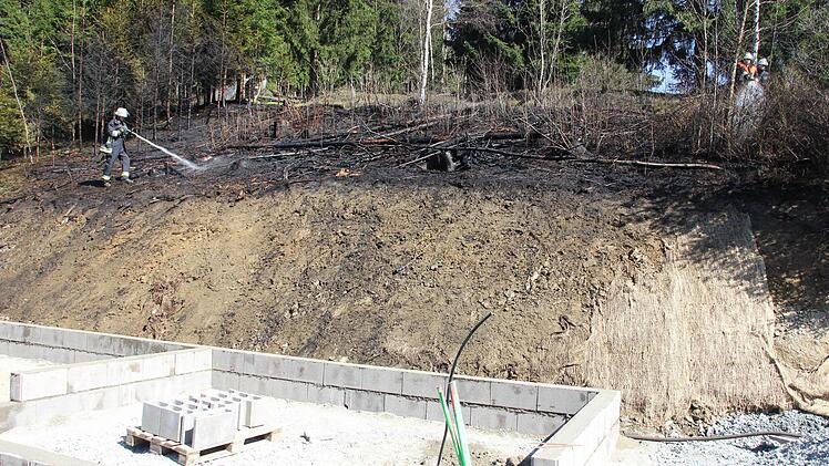Am Hang hinter der Baustelle entstand das Feuer.  Foto: Friedwald Schedel