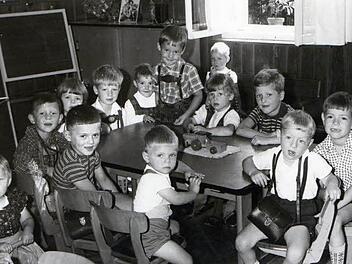 Ein Foto aus alten Tagen: Kinder sitzen zum Spielen im Kindergarten in Thulba zusammen. Repro: Günther Straub