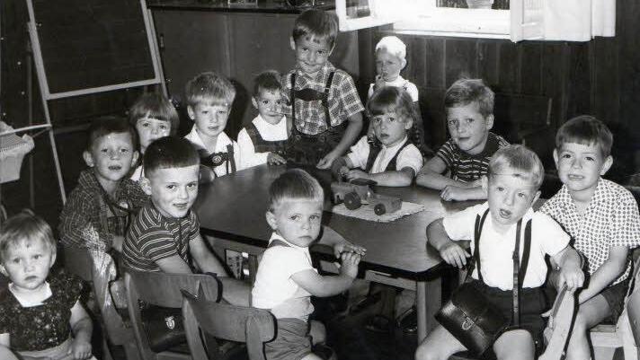 Ein Foto aus alten Tagen: Kinder sitzen zum Spielen im Kindergarten in Thulba zusammen. Repro: Günther Straub