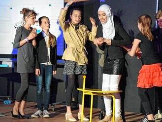 Diebe verbreiten Chaos auf der Schulbühne