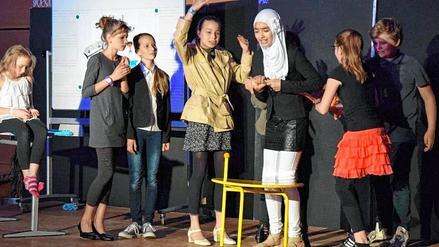 Diebe verbreiten Chaos auf der Schulbühne